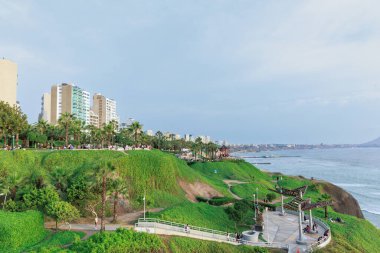 Lima Peru. Ocak 2025. Larcomar Alışveriş Merkezi, alışveriş yapmak ve Malecn de Miraflores boyunca gezmek için bir yer, yamaç paraşütü gibi macera sporları yapmak veya Çin parkını ziyaret etmek gibi..