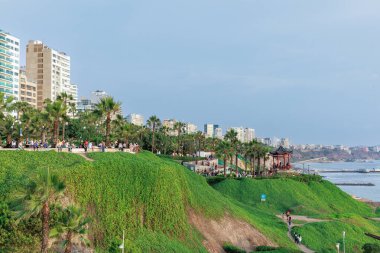 Lima Peru. Ocak 2025. Larcomar Alışveriş Merkezi, alışveriş yapmak ve Malecn de Miraflores boyunca gezmek için bir yer, yamaç paraşütü gibi macera sporları yapmak veya Çin parkını ziyaret etmek gibi..