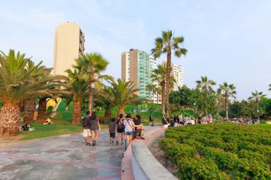 Lima Peru. Ocak 2025. Larcomar Alışveriş Merkezi, alışveriş yapmak ve Malecn de Miraflores boyunca gezmek için bir yer, yamaç paraşütü gibi macera sporları yapmak veya Çin parkını ziyaret etmek gibi..