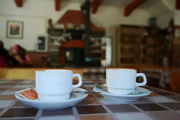 Duas Xícaras Brancas Café Mesa Madeira Alojamento Noturno Montanha Austríaco — Fotografia de Stock