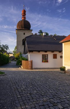 1594 'ten Rönesans çan kulesi, Çek Cumhuriyeti' nin eski Opocno 'nun romantik köşeleri.