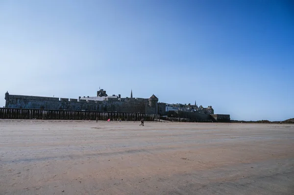 Saint Malo Strand Fort National Und Felsen Bei Ebbe Bretagne — Stockfoto