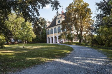 Opocno Kalesi 'nin, İngiliz tarzında güzel parkı ve Çek Cumhuriyeti' nin Rönesans tarzında yazlık evi olan bölgesi. Romantik bahçe mimarisi. Ristokrat. 