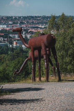 PRAG, CZECH REPUBLIC - 23 Haziran 2022: Tepedeki paslı metal tüplerden soyut sanat objesi.
