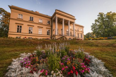 Kostelec nad Orlici - Novy zamek (Yeni Kale), kale 1829-1833 yılları arasında Çek Cumhuriyeti 'nde inşa edilmiştir. Eyalet kalesinde güneşli bir bahar günü. Çiçek açan.