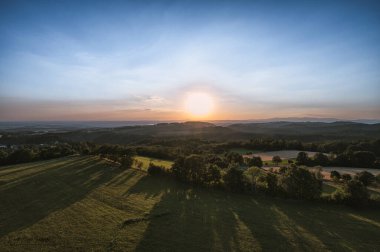 Sibenik Tepesi 'nde gözcü kulesi, Novy Hradek köyü yakınlarında, Kartal (Orlicke) Dağları, Çek. Kuleden çayırlara, tepelere, dağlara
