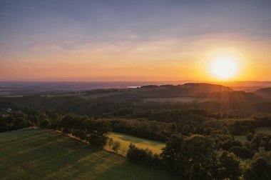 Muhteşem yaz gündoğumu Zirvedeki güzel turuncu ışıklarla