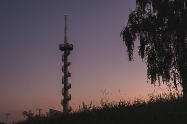 Sibenik Tepesi 'ndeki Gözcü Kulesi, Novy Hradek Köyü yakınlarındaki Kartal (Orlicke) Dağları, Çek Cumhuriyeti. Gözlem kulesinin temelinde asıl rüzgar santrali sütunu kullanıldı..