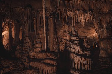 Çek Karst 'ındaki mağaralarda dikitler ve sarkıtlar