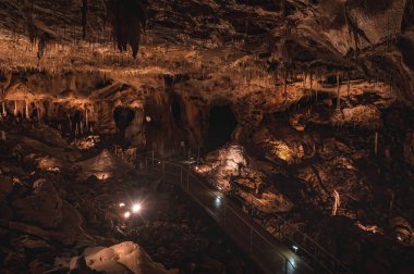 Çek Karst 'ındaki mağaralarda dikitler ve sarkıtlar