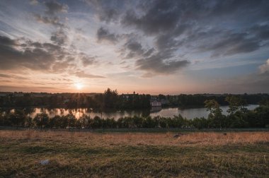 Rad Szavou 'daki manastır ve müze. Çek Cumhuriyeti 'nin Zdar nad Sazavou gölündeki eski pembe bina.