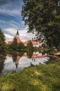 Dramatik gökyüzü ile Telc City Panorama. Çek Cumhuriyeti 'ndeki evlerin ve Telc Castle' ın su yansıması. UNESCO Dünya Mirası Alanı.