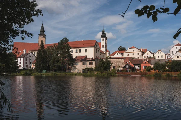 Dramatik gökyüzü ile Telc City Panorama. Çek Cumhuriyeti 'ndeki evlerin ve Telc Castle' ın su yansıması. UNESCO Dünya Mirası Alanı.