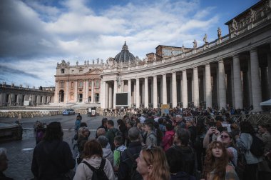 İtalya, Roma, Vatikan, Mayıs 18.2023 St. Peter Meydanı. Nefesinizi kesen mucizevi bir mimari..