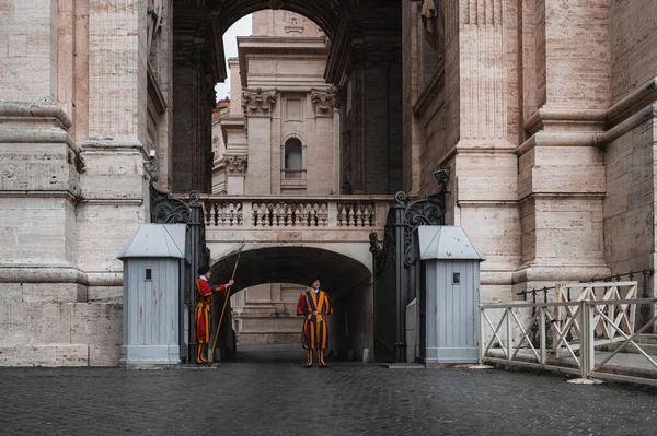 이탈리아 2023 역사적 복장을 스위스 경비병 바티칸 — 스톡 사진