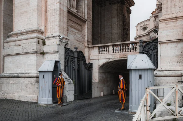 이탈리아 2023 역사적 복장을 스위스 경비병 바티칸 — 스톡 사진