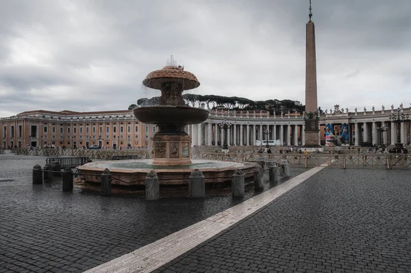 在梵蒂冈的圣彼得广场上 有北方之泉 宗教地标概念和意大利旅行 — 图库照片