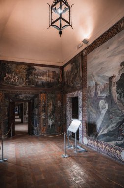 TIVOLI, ITALY - 19 Mayıs 2023 - Roma yakınlarındaki Tivoli 'deki Villa D' Este 'nin İçişleri. UNESCO 'nun dünya mirası olarak listelenen bina, Rönesans mimarisi ve İtalyan Rönesans bahçesinin güzel bir örneği..