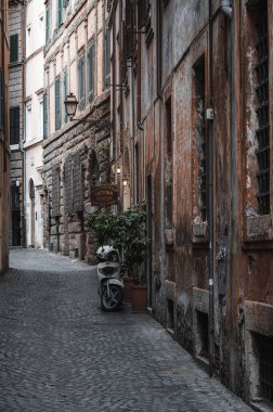 İtalya 'nın merkezindeki eski tarihi caddeler. Apartman Binaları Dış Hatlar