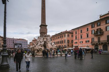 ROME, ITALY - 5 Mayıs 2019: Navona Meydanı, İtalyanca: Piazza Navona, İtalya 'nın en romantik yeri.