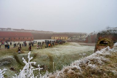 Josefov, Çek Cumhuriyeti, 31.12. 2024: Yeni yıl arifesi çatışması. 15. yüzyıldan 20. yüzyıla kadar topçu gösterimi.