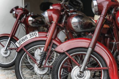 Dudleby nad Orliç, Çek Cumhuriyeti - 3 Ağustos 2024: Eski araba ve motosikletlerin buluşması. JAWA ve CZ motosikletleri. Çek silah fabrikası Strakonice tarafından geliştirilen motosiklet.