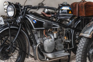 Dudleby nad Orliç, Çek Cumhuriyeti - 3 Ağustos 2024: Eski araba ve motosikletlerin buluşması. Bmw r 52 500 ccm ekranda 