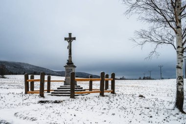 İsa kışın ortasında bir ağacın altında çarmıhta