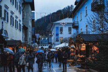 St. WoLFGANG, AUSTRIA - 28 Kasım 2024: Avusturya Wolfgangsee 'deki St. Wolfgang Noel Fuarı