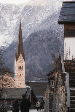 Hallstatt, Avusturya, Salzkammergut bölgesi: Hallstatter Gölü ve Yukarı Avusturya, Avrupa 'daki dünyaca ünlü Alp köyündeki eski kasaba kilisesi manzaralı puslu kış manzarası