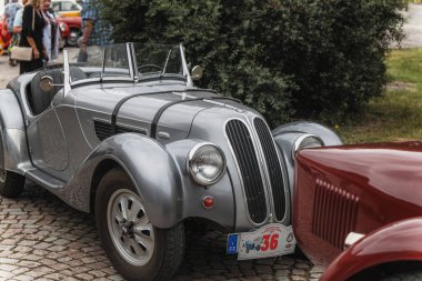 Doudleby nad Orlic, Çek Cumhuriyeti - 3 Ağustos 2024: 1936 yılından klasik bir BMW 315-328. Antika arabalar ve motosikletlerin buluşması. Güzel Rönesans Şatosu Doudleby 'de klasik arabalar sergileniyor..