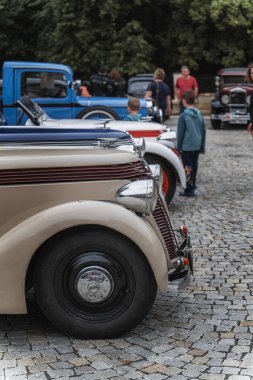 Dudleby nad Orliç, Çek Cumhuriyeti - 3 Ağustos 2024: Eski araba ve motosikletlerin buluşması. Güzel Rönesans Şatosu Doudleby Nad Orlici 'de klasik arabalar sergileniyor..