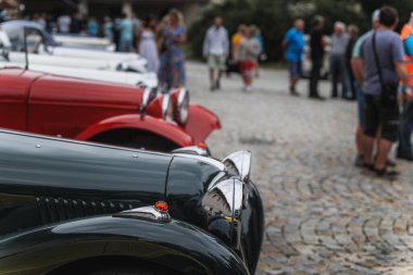 Dudleby nad Orliç, Çek Cumhuriyeti - 3 Ağustos 2024: Eski araba ve motosikletlerin buluşması. Güzel Rönesans Şatosu Doudleby Nad Orlici 'de klasik arabalar sergileniyor..