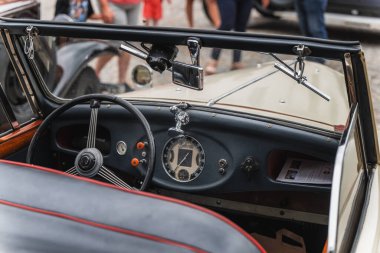 Dudleby nad Orliç, Çek Cumhuriyeti - 3 Ağustos 2024: Eski araba ve motosikletlerin buluşması. Güzel Rönesans Şatosu Doudleby Nad Orlici 'de klasik arabalar sergileniyor..