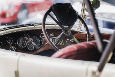 Dudleby nad Orliç, Çek Cumhuriyeti - 3 Ağustos 2024: Eski araba ve motosikletlerin buluşması. Güzel Rönesans Şatosu Doudleby Nad Orlici 'de klasik arabalar sergileniyor..