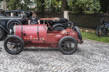 Dudleby Nad Orlic, Çek Cumhuriyeti - 3 Ağustos 2024: Bir Bugatti arabası. Antika arabalar ve motosikletlerin buluşması. Güzel Rönesans Şatosu Doudleby Nad Orlici 'de klasik arabalar sergileniyor..