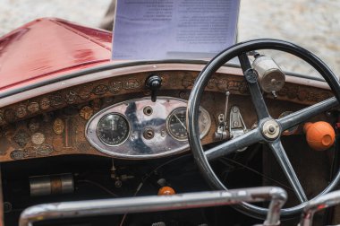 Dudleby nad Orliç, Çek Cumhuriyeti - 3 Ağustos 2024: Eski araba ve motosikletlerin buluşması. Güzel Rönesans Şatosu Doudleby Nad Orlici 'de klasik arabalar sergileniyor..