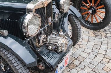 Dudleby nad Orlic, Çek Cumhuriyeti - 3 Ağustos 2024: 1929 İngiliz MG tipi M. Antika arabalar ve motosikletlerin buluşması. Güzel Rönesans Şatosu Doudleby 'de klasik arabalar sergileniyor..