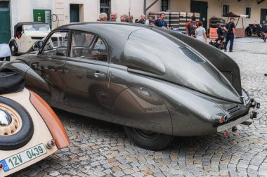 Dudleby nad Orliç, Çek Cumhuriyeti - 3 Ağustos 2024: Eski araba ve motosikletlerin buluşması. Güzel Rönesans Şatosu Doudleby Nad Orlici 'de klasik arabalar sergileniyor..