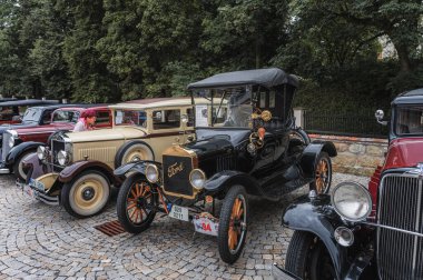 Dudleby nad Orliç, Çek Cumhuriyeti - 3 Ağustos 2024: Eski araba ve motosikletlerin buluşması. Güzel Rönesans Şatosu Doudleby Nad Orlici 'de klasik arabalar sergileniyor..