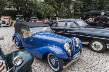 Dudleby nad Orliç, Çek Cumhuriyeti - 3 Ağustos 2024: Eski araba ve motosikletlerin buluşması. Güzel Rönesans Şatosu Doudleby Nad Orlici 'de klasik arabalar sergileniyor..