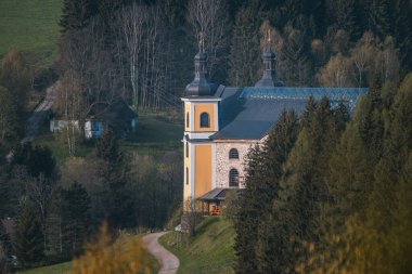 Bakire Meryem 'in Varsayımı Kilisesi, hac yeri, Çek Cumhuriyeti' nin Kartal Dağları 'ndaki Neratov. Camdan çatılı kilise.