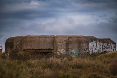 Bunker kompleksi IJmuiden, IJmuiden, Kuzey Hollanda, Hollanda, 24 Nisan 2024: İkinci Dünya Savaşı 'ndan kalma Alman savunma hattı günbatımı sırasında beton sığınaklar ve silah mevzilerinden oluşuyor.
