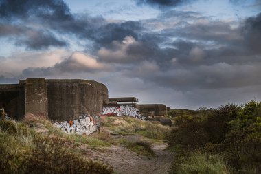 Bunker kompleksi IJmuiden, IJmuiden, Kuzey Hollanda, Hollanda, 24 Nisan 2024: İkinci Dünya Savaşı 'ndan kalma Alman savunma hattı günbatımı sırasında beton sığınaklar ve silah mevzilerinden oluşuyor.