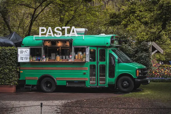 Keukenhof, Hollanda - 20 Nisan 2022: Keukenhof kamu çiçek bahçesinde fast food kamyonu. Lisse, Hollanda, Hollanda 'daki popüler turizm sitesi