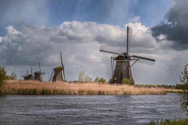 Hollanda 'daki Kinderdijk yel değirmenleri 1997' den beri UNESCO 'nun Dünya Mirasları listesine girdi.