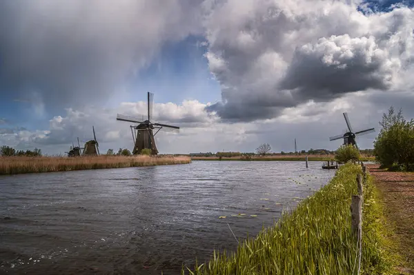 Kinderdijk 'in yel değirmenleri Hollanda' nın en tanınmış turistik alanlarından biridir. 1997 yılından beri UNESCO 'nun Dünya Mirası Alanındalar. Rotterdam 'ın yaklaşık 15 km doğusunda yer almaktadır..