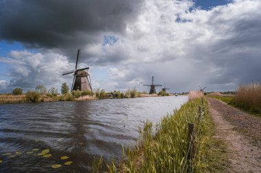 Hollanda 'daki Kinderdijk yel değirmenleri 1997' den beri UNESCO 'nun Dünya Mirasları listesine girdi..