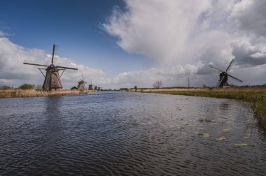 Hollanda 'daki Kinderdijk yel değirmenleri 1997' den beri UNESCO 'nun Dünya Mirasları listesine girdi..