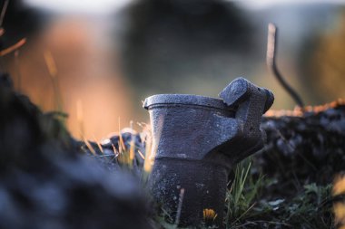 Terk edilmiş ve hasarlı sığınak (Ropik) .Orlicke dağları. Çek Cumhuriyeti yakınlarında - Polonya (eski Alman) sınırları, güzel yaz günbatımında Czech dağları.